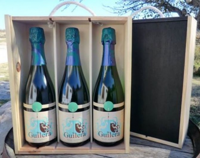 tres botellas de cava en una caja